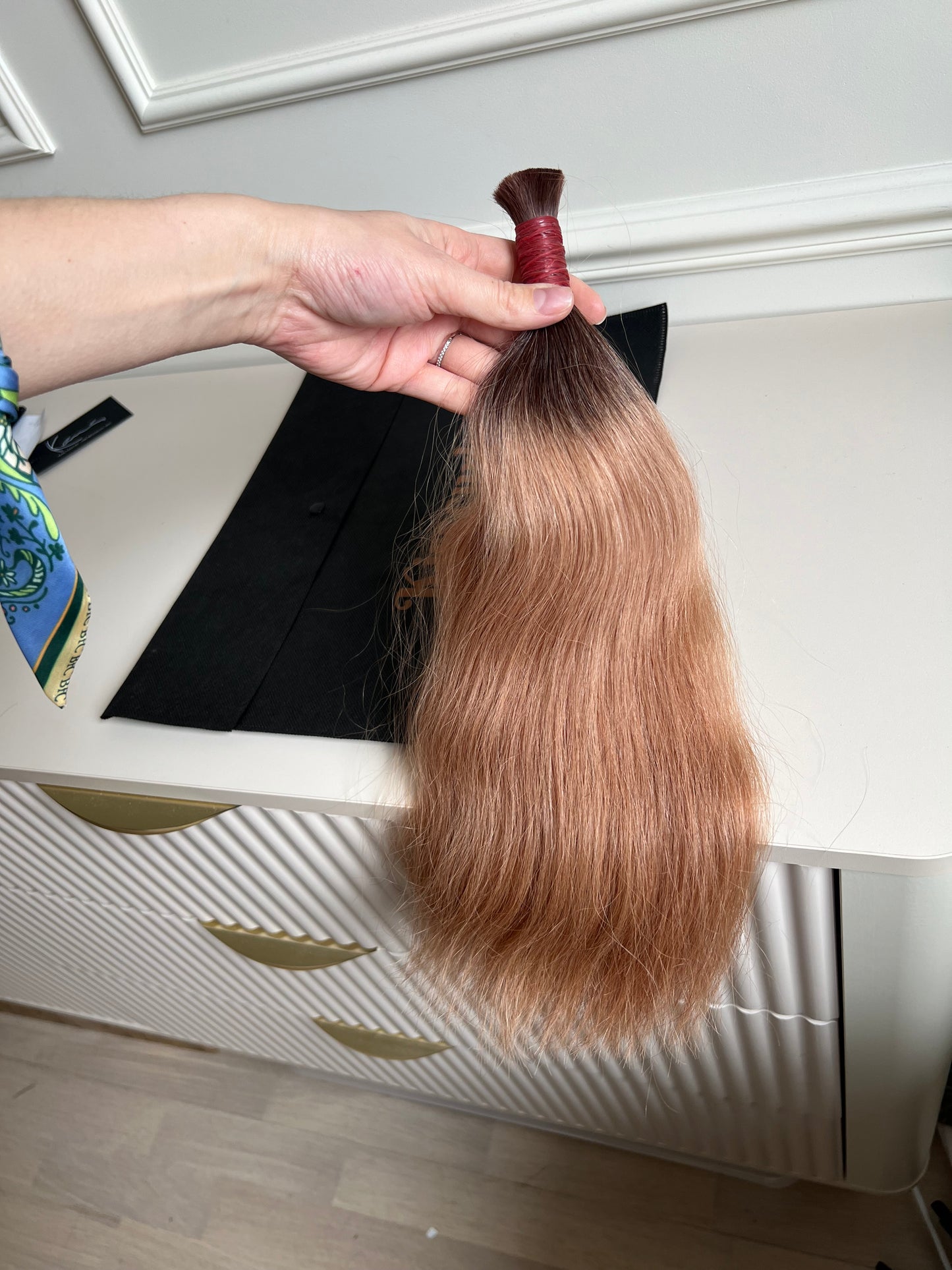 Włosy naturalne do przedłużania w kitce 40 cm 95 g Ombre ciemny Blond Falowane