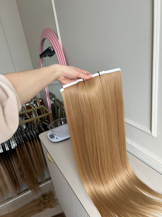 Struktura włosów – ciemny blond, gładkie i lśniące