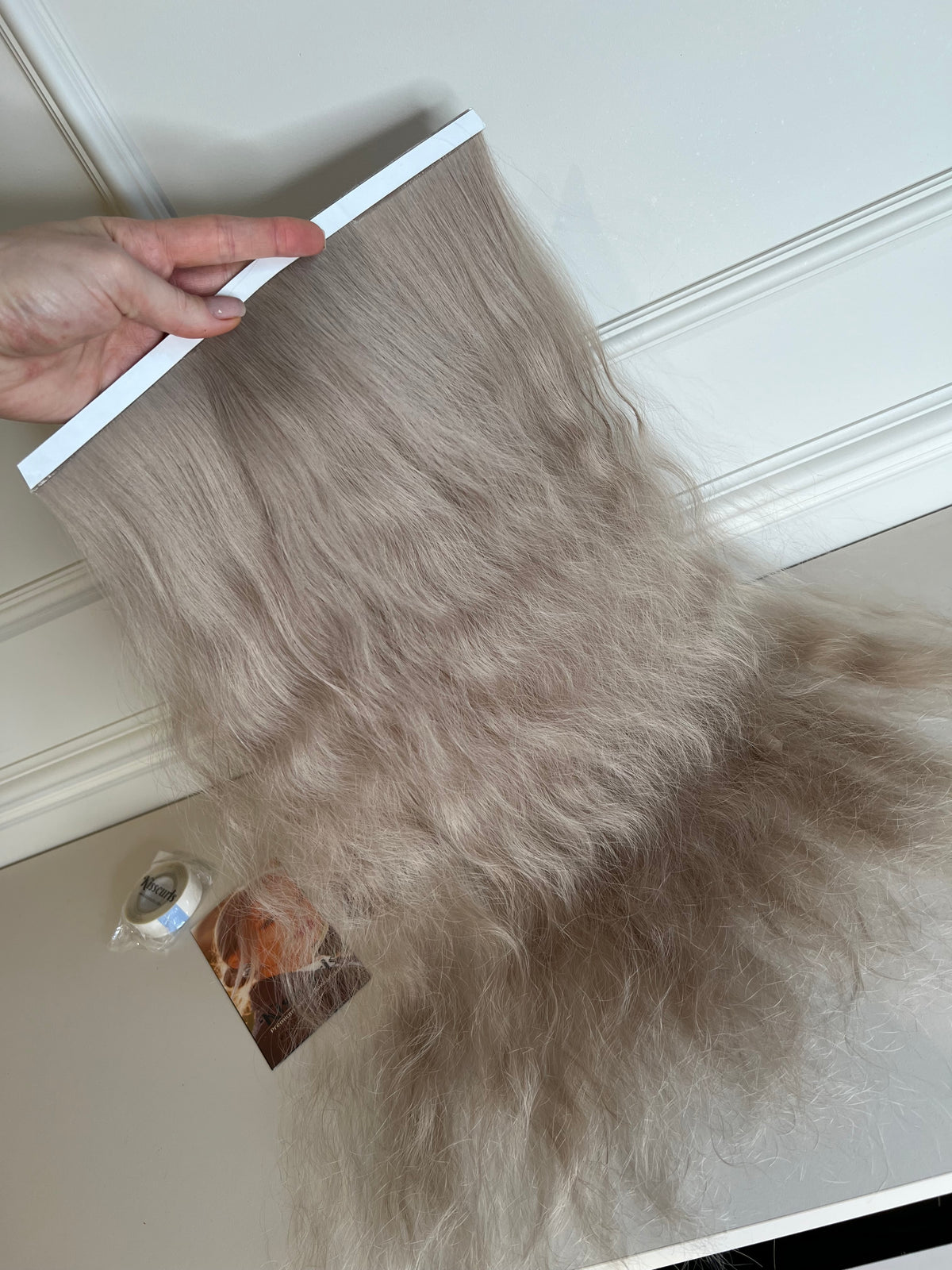 Srebrzysty Blond biotaśmy Włosy falowane 55g 53cm